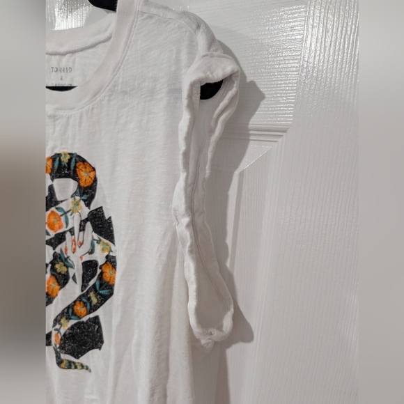 Torrid White Snake Graphic Classic Fit Heritage Slub Crew Neck Muscle Tee Size 2 - Picture 6 of 10